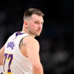 Luka Doncic com uniforme dos Lakers em quadra