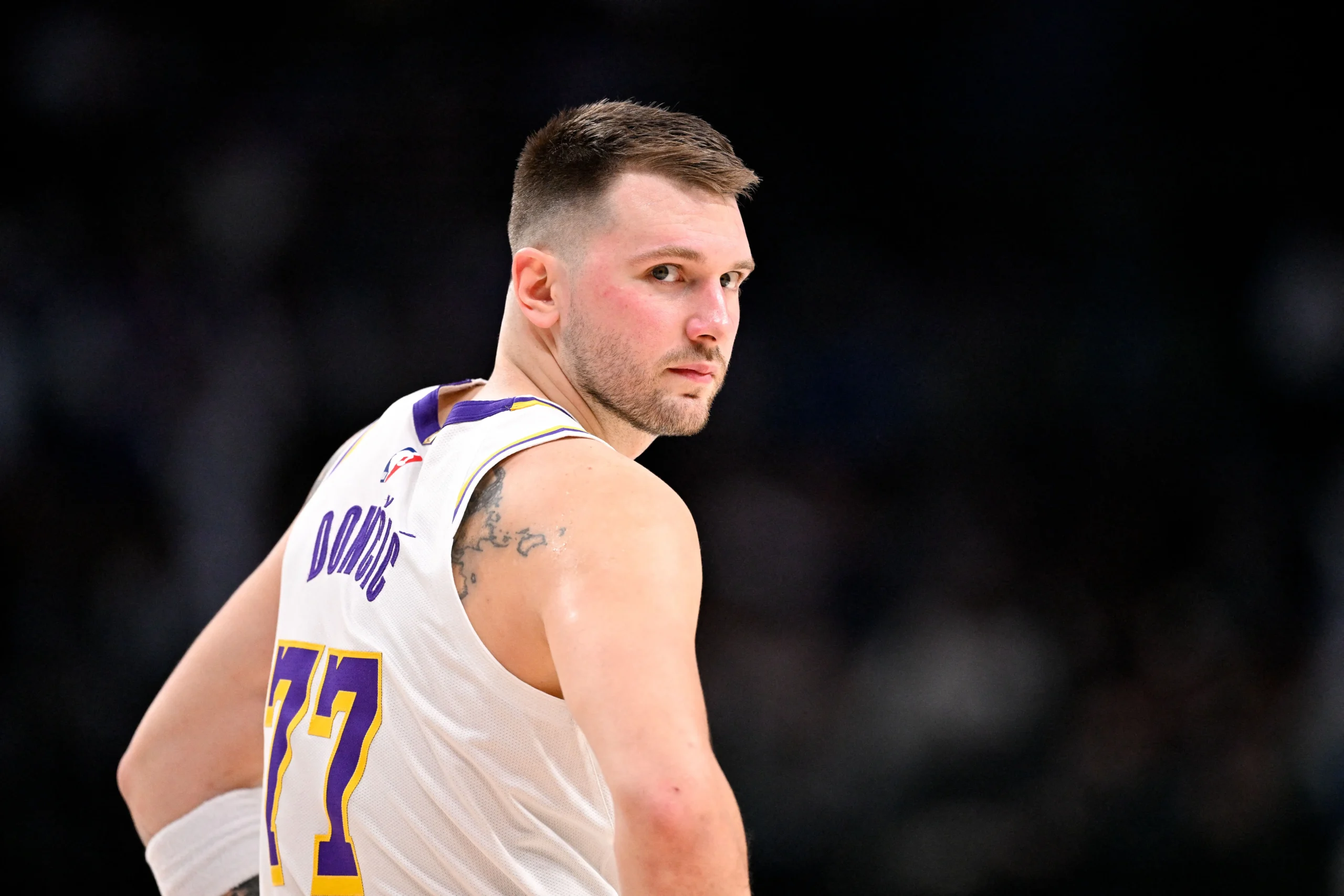 Luka Doncic com uniforme dos Lakers em quadra