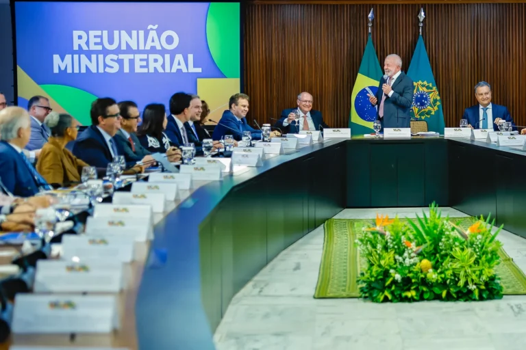 Lula em reunião ministerial, sinalizando reeleição e troca de ministros