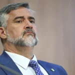 Deputado Paulo Pimenta, novo líder do governo Lula na Câmara, em frente ao Congresso Nacional