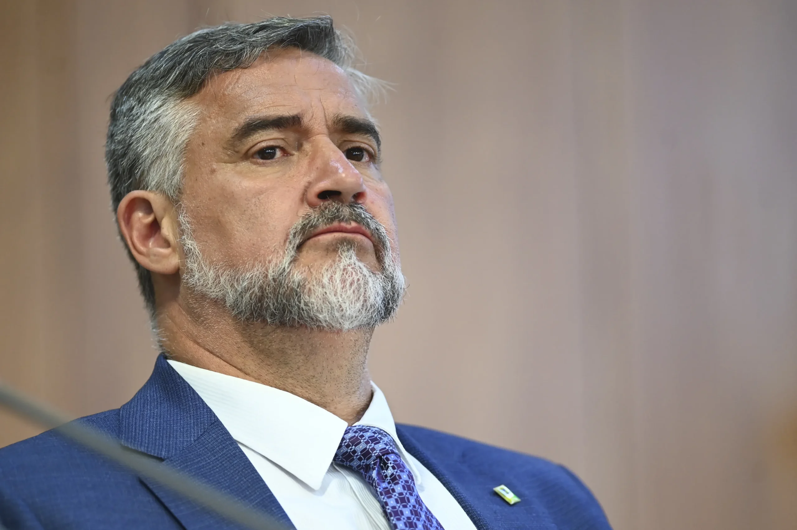 Deputado Paulo Pimenta, novo líder do governo Lula na Câmara, em frente ao Congresso Nacional