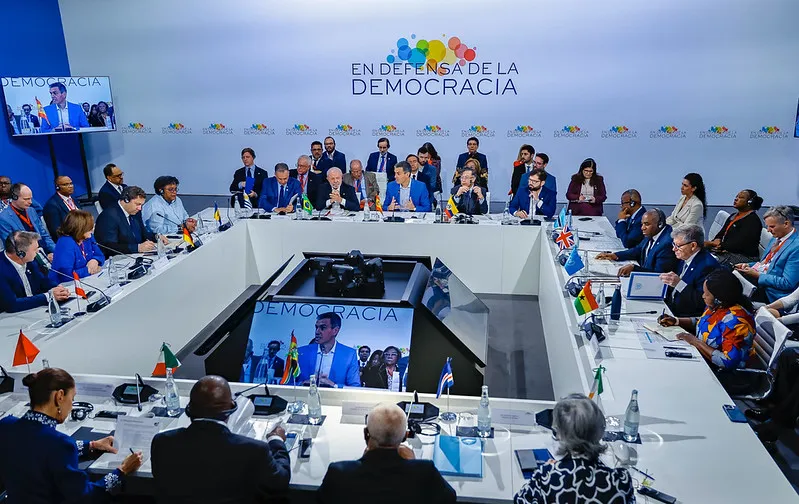 Presidente Lula falando em evento internacional, defendendo a África do Sul no G20 e criticando Trump