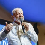 Lula falando em coletiva de imprensa com expressão séria