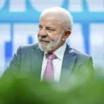 Lula em reunião com chefe de estado europeu, bandeiras do Brasil e país anfitrião visíveis, diplomacia