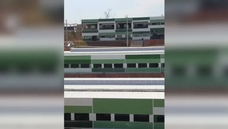 Edifício principal do IFSP Sorocaba, arquitetura contemporânea e área verde.