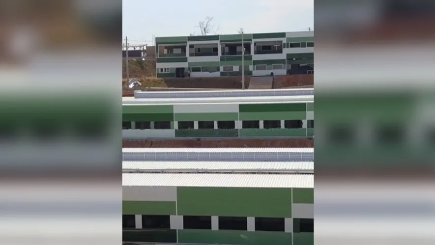 Edifício principal do IFSP Sorocaba, arquitetura contemporânea e área verde.