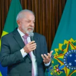 Presidente Lula assinando o Novo Plano Nacional de Educação