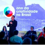 Crianças brincando e adultos em oficinas durante o Festival da Criatividade em Macaé