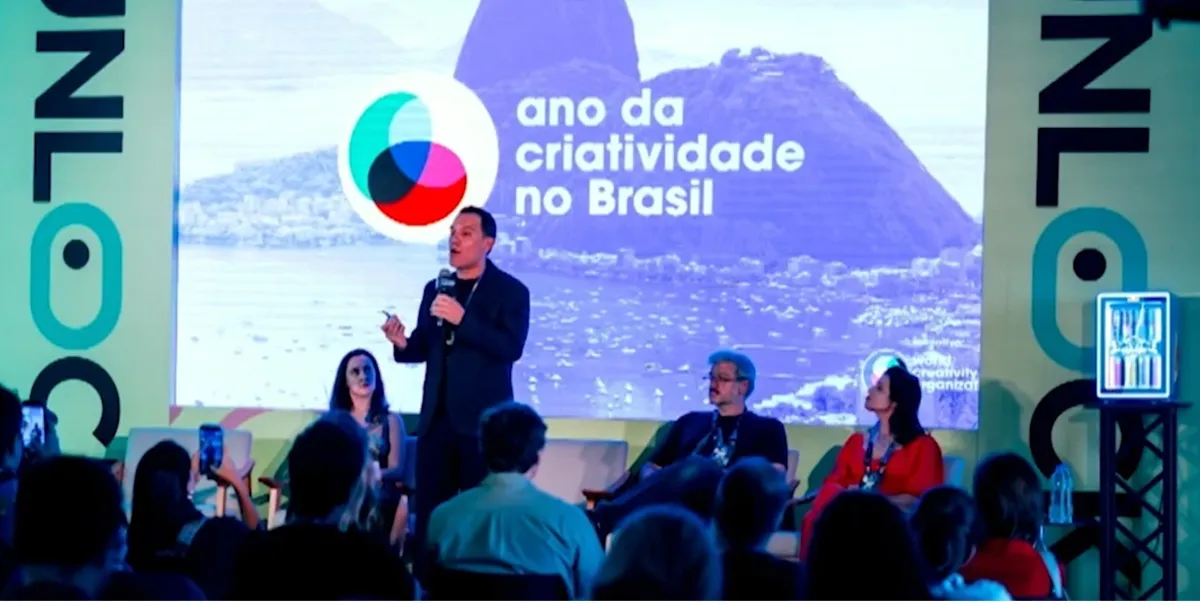 Crianças brincando e adultos em oficinas durante o Festival da Criatividade em Macaé