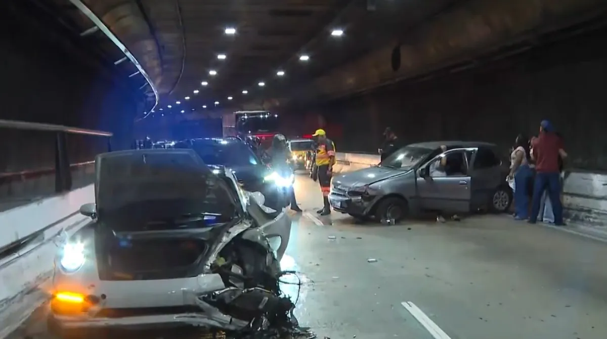 Porsche acidentado no túnel Ayrton Senna, São Paulo