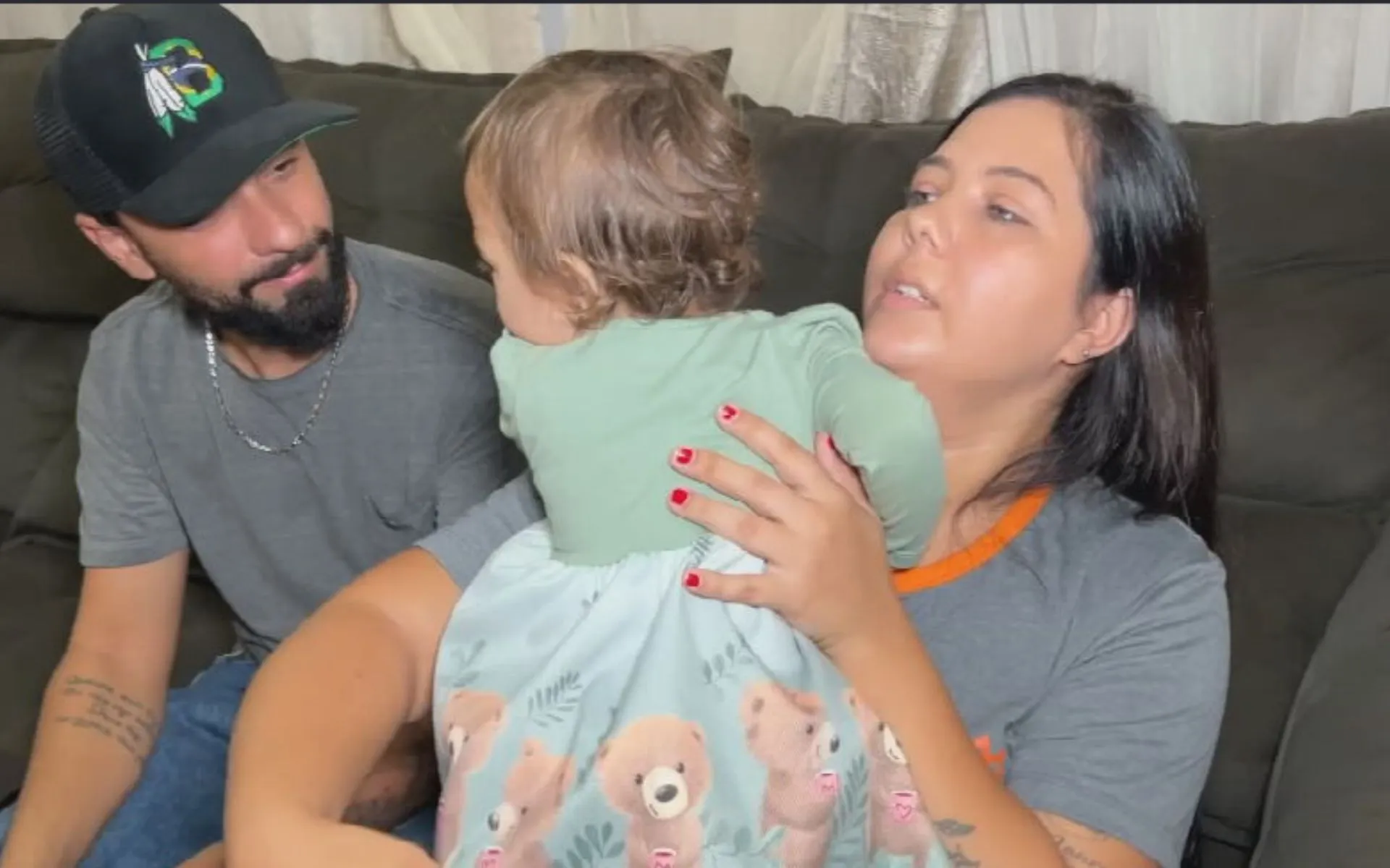 Bebê de 1 ano com nariz trincado e hematomas, ao lado dos pais, após incidente em creche de Valentim Gentil.