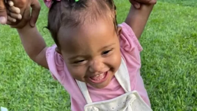 Mãe de bebê Maya, Emanuele Costa, chorando no cemitério