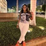 Retrato de Márcia Gama, mãe de Oruam, com expressão forte e serena