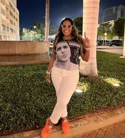 Retrato de Márcia Gama, mãe de Oruam, com expressão forte e serena