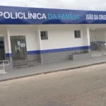 Mãe e filho em frente à Policlínica Santo Eduardo sem atendimento
