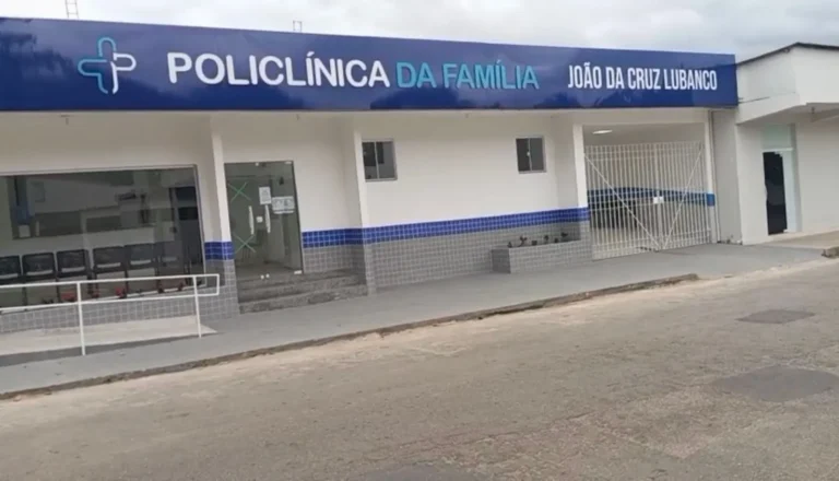 Mãe e filho em frente à Policlínica Santo Eduardo sem atendimento