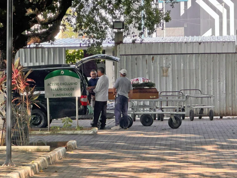 Velório de mãe e filho vítimas de acidente na Tijuca no Cemitério da Penitência, Caju, Rio de Janeiro.