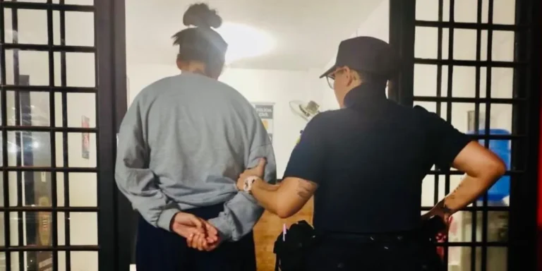 Viatura policial em frente a casa em Botucatu, local de crime