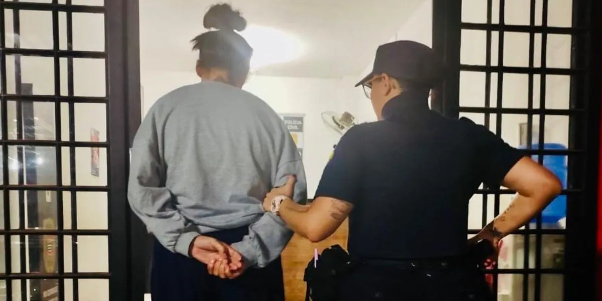 Viatura policial em frente a casa em Botucatu, local de crime