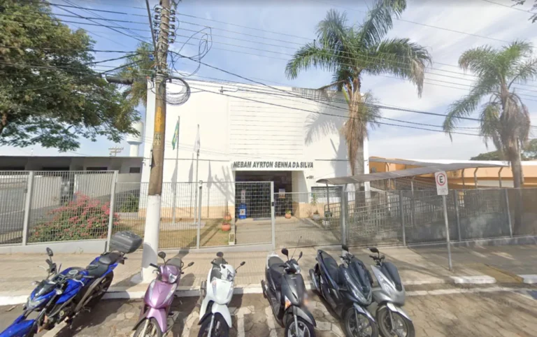 Mãe abraça filha adolescente machucada na frente de escola em Tatuí