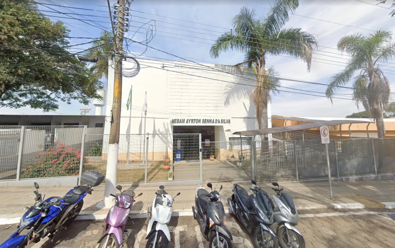 Mãe abraça filha adolescente machucada na frente de escola em Tatuí