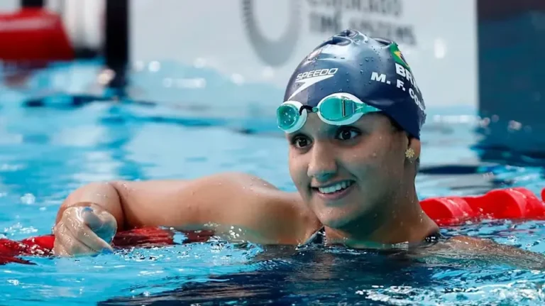 Mafê Costa nadando 800m livre, recorde sul-americano