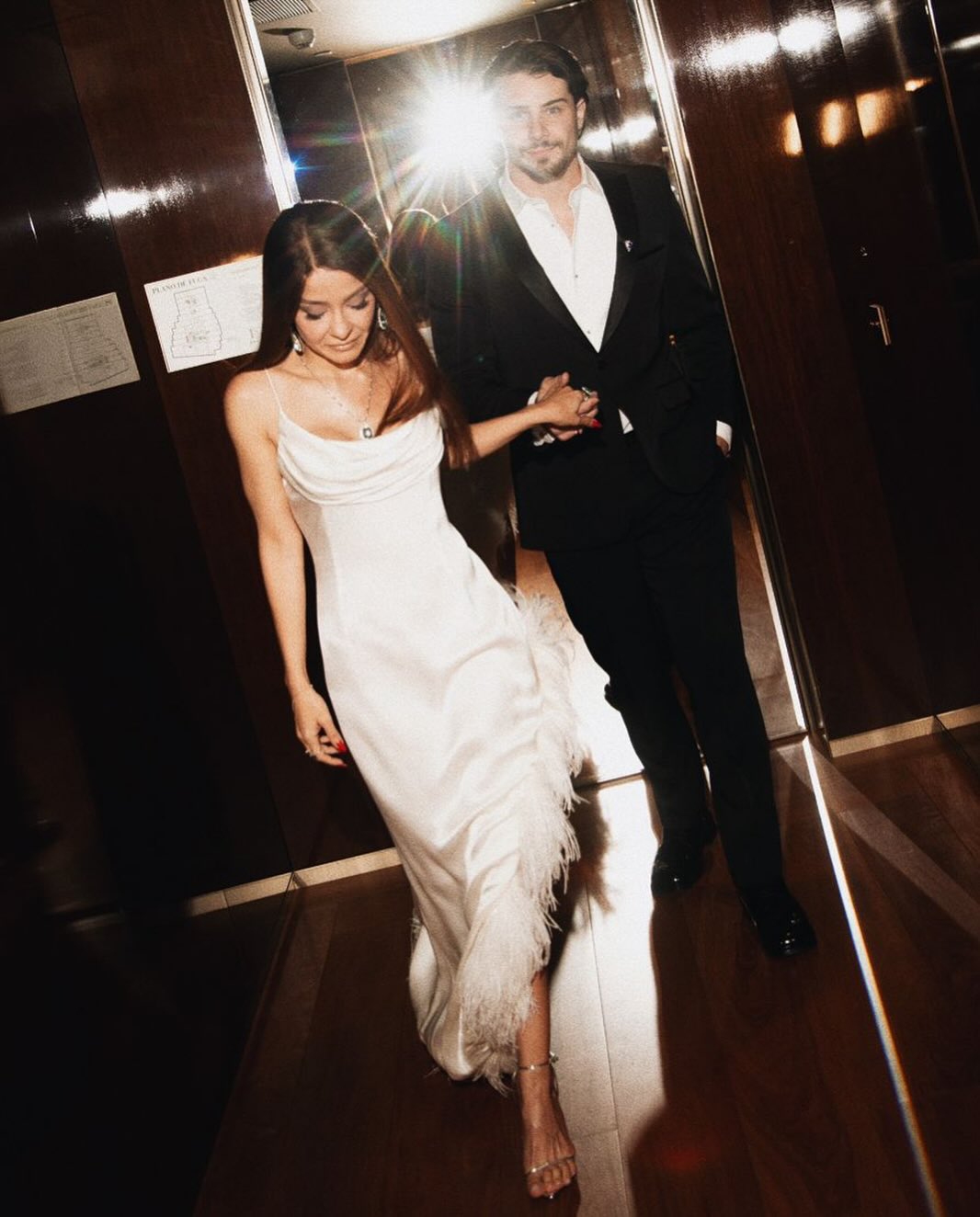 Maiara e Felipe Cavalliere de mãos dadas em hotel de luxo