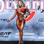 Francielle Mattos treinando na academia, fisiculturista brasileira, campeã Wellness, futuro no esporte, pausa na carreira.