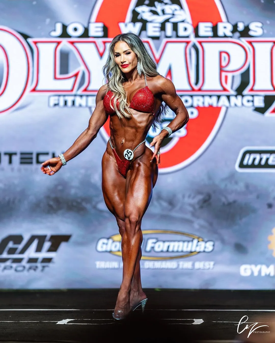 Francielle Mattos treinando na academia, fisiculturista brasileira, campeã Wellness, futuro no esporte, pausa na carreira.