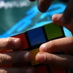 Grupo de pessoas de diferentes idades recebendo apoio e compreensão sobre TDAH em Campinas.