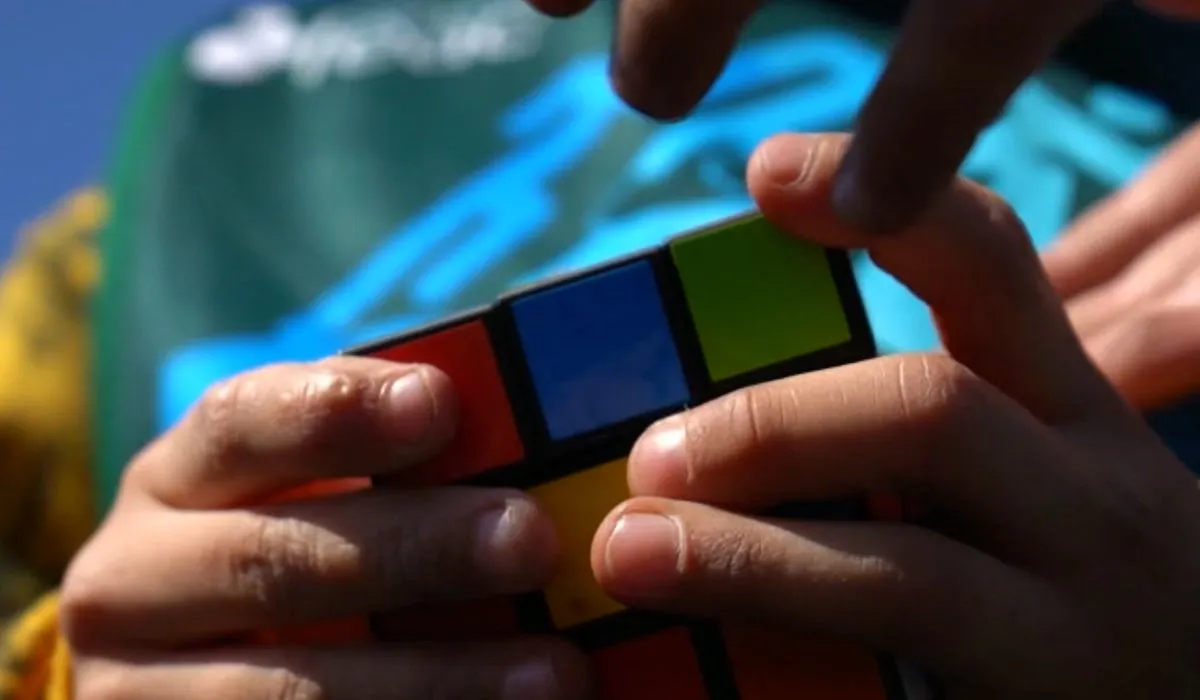 Grupo de pessoas de diferentes idades recebendo apoio e compreensão sobre TDAH em Campinas.