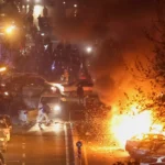 Carro incendiado em rua de Teerã durante protestos no Irã