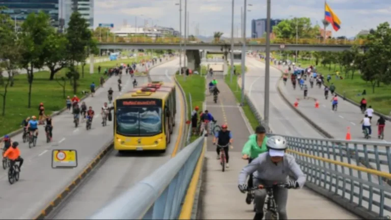 Ciclistas em ciclovia de Bogotá, modelo de mobilidade por bicicleta para o Rio de Janeiro.