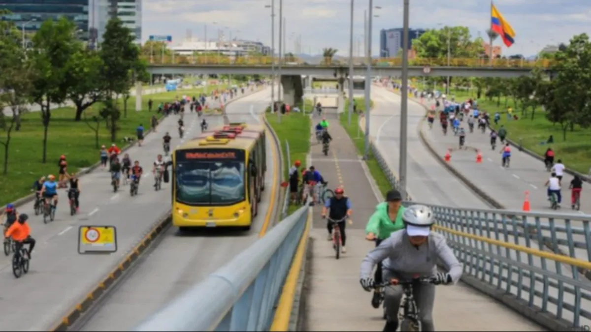 Ciclistas em ciclovia de Bogotá, modelo de mobilidade por bicicleta para o Rio de Janeiro.