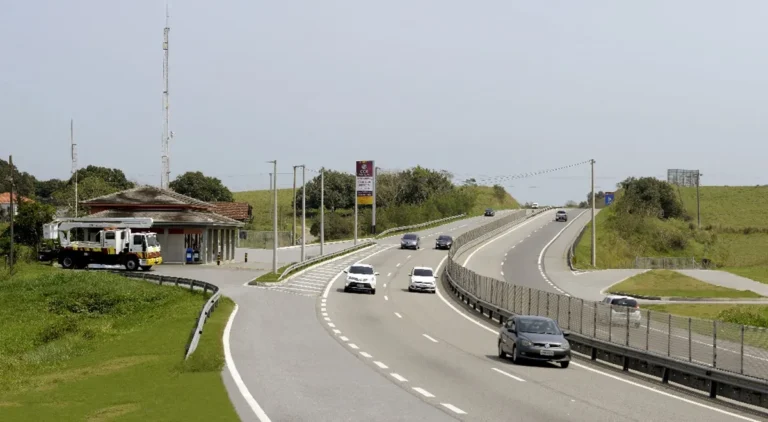 Trânsito intenso na Via Lagos na Páscoa com carros e caminhões