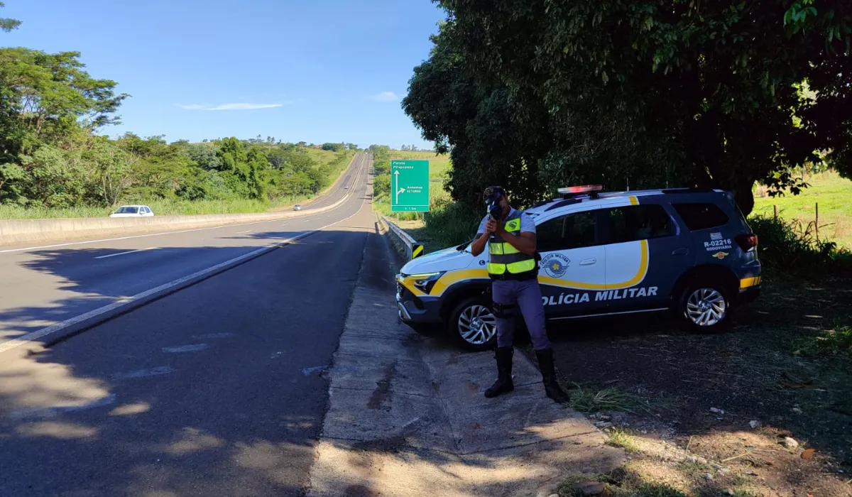 Viaturas da Polícia Rodoviária em operação para coibir infrações e garantir a segurança nas estradas do Oeste Paulista.