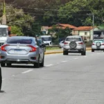 Mogi-Bertioga congestionada no feriado com carros em fila