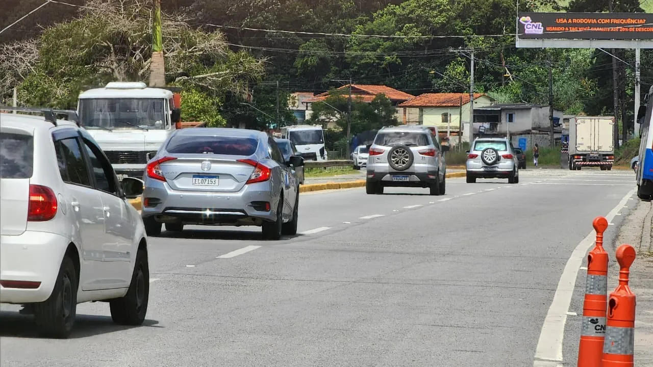 Mogi-Bertioga congestionada no feriado com carros em fila