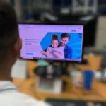 Mãe e criança com certidão, tablet com reconhecimento de paternidade online