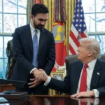 Zohran Mamdani entrega capa de jornal a Donald Trump na Casa Branca, discutindo gastos e investimentos.