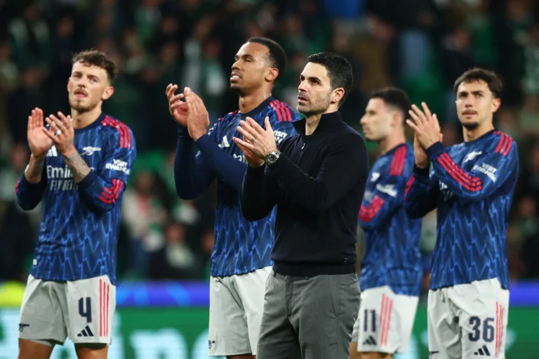 Jogadores do Manchester City comemorando gol em partida da Premier League