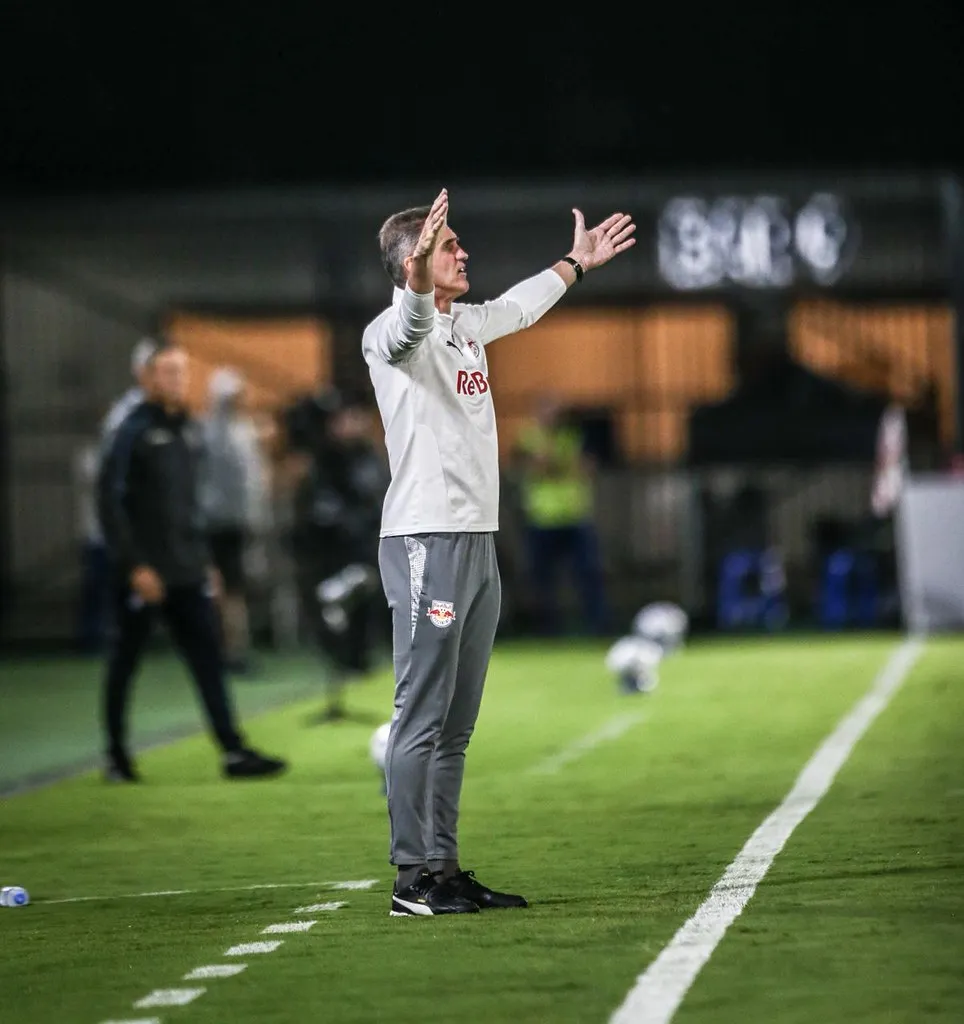 Jogadores do Bragantino em comemoração após gol que garantiu a virada na Sul-Americana.