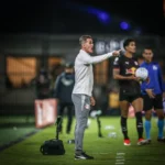 Partida de futebol entre Bragantino e Mirassol pela Copa do Brasil, com jogadores disputando a posse de bola.
