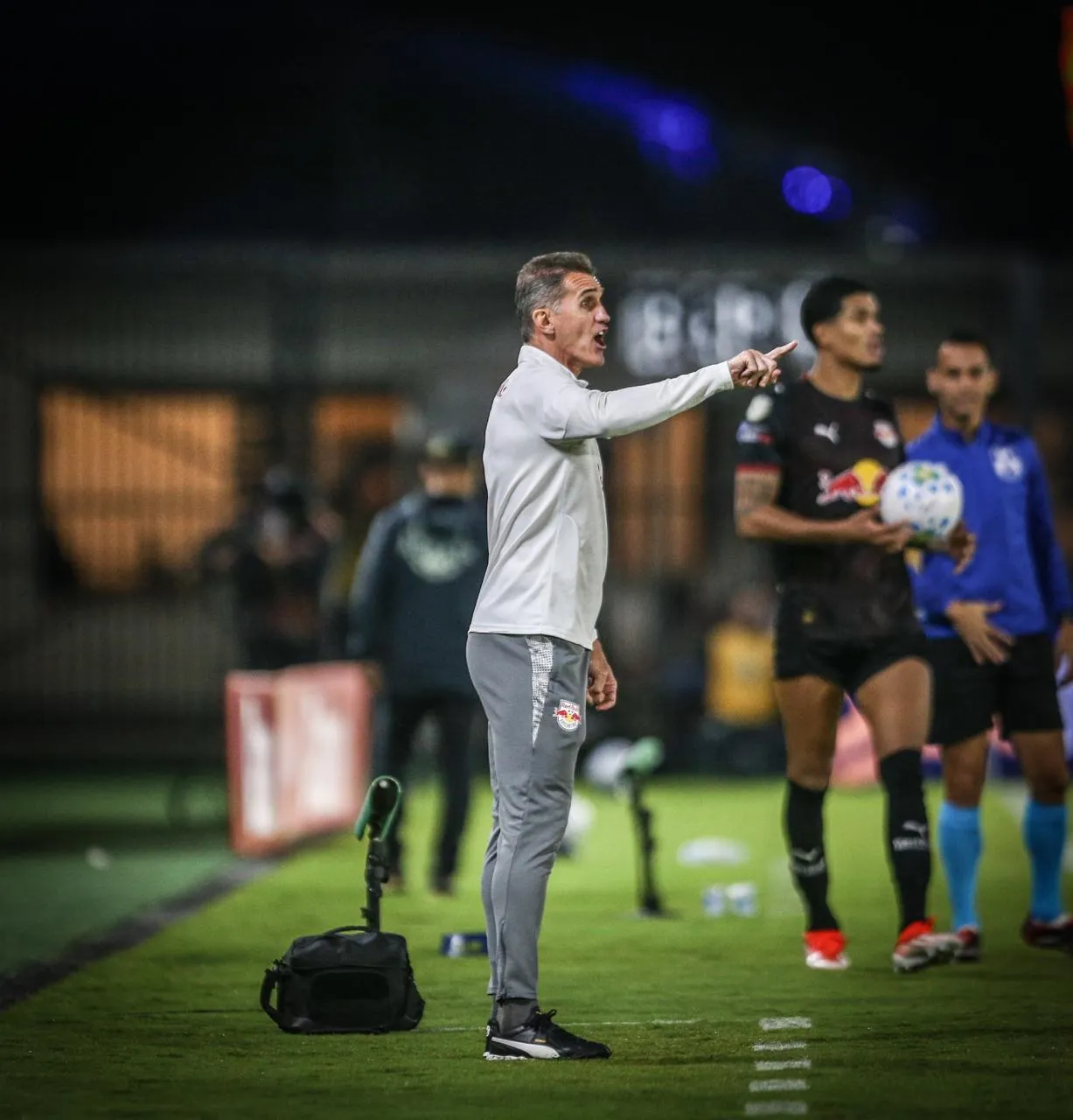 Partida de futebol entre Bragantino e Mirassol pela Copa do Brasil, com jogadores disputando a posse de bola.