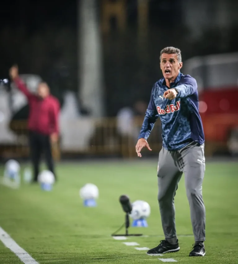 Time do Bragantino em campo após perder para o Carabobo na Sul-Americana