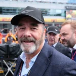 Lewis Hamilton no pódio com a Ferrari