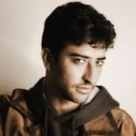 Mário Marques, maquiador mineiro premiado, em ambiente de moda