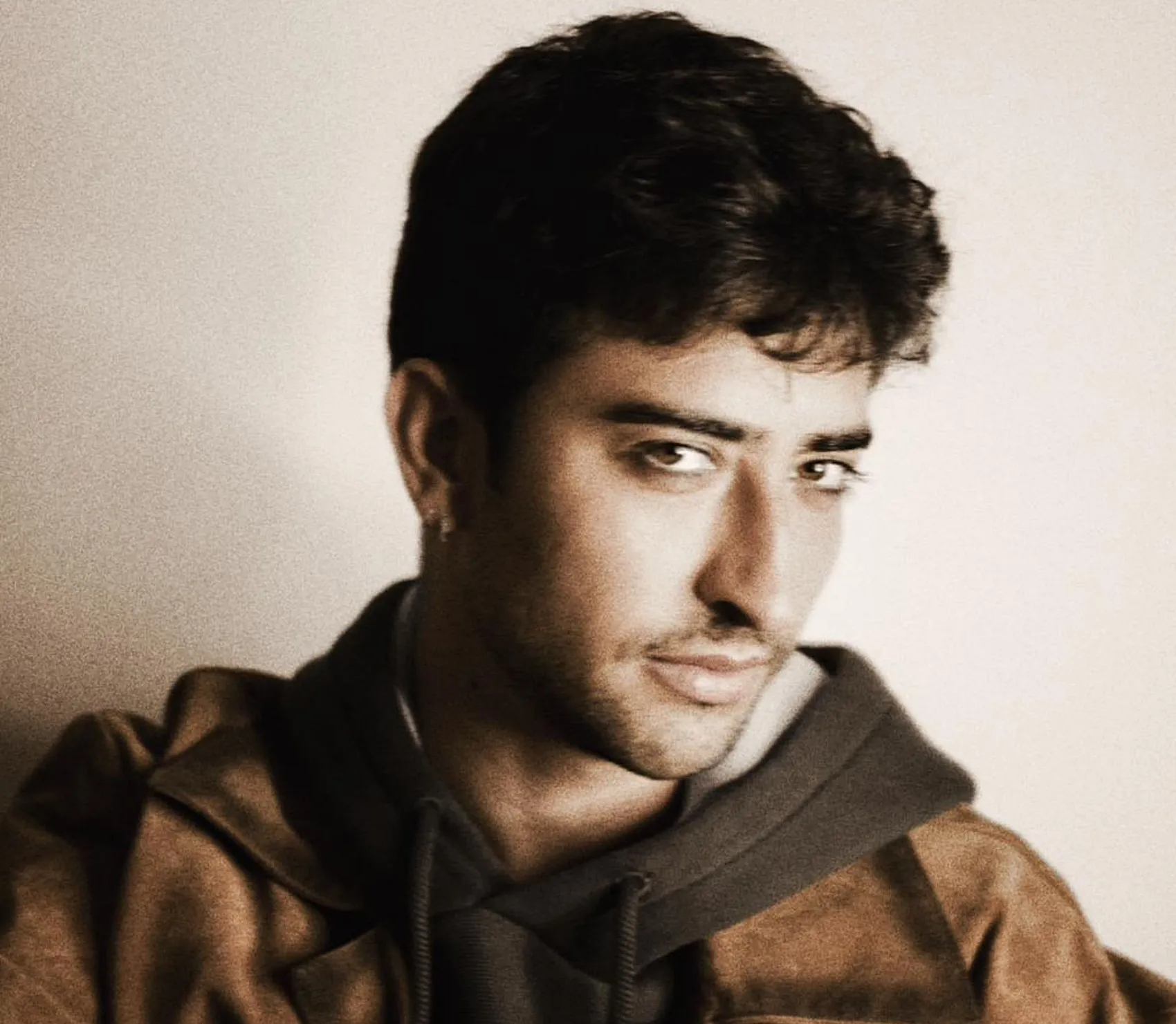 Mário Marques, maquiador mineiro premiado, em ambiente de moda