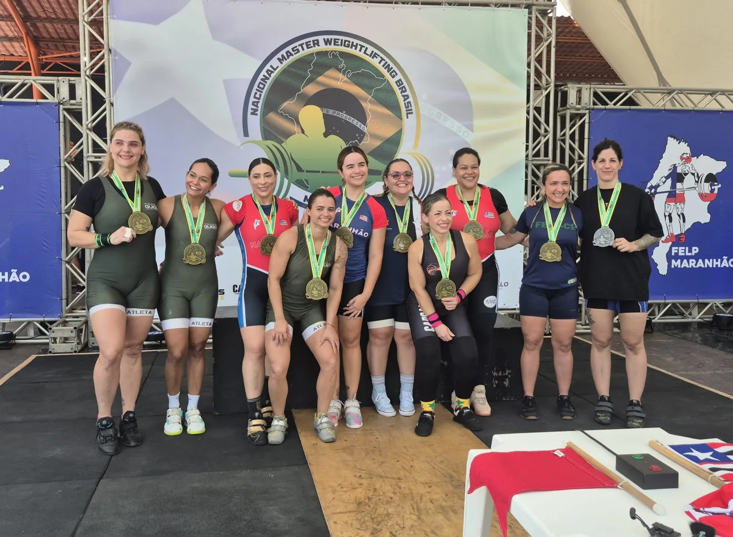 Atletas de LPO levantando peso em competição master, Maranhão campeão.
