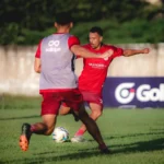 Time do Maranhão em treino para a Série C, com jogadores em campo e comissão técnica acompanhando.